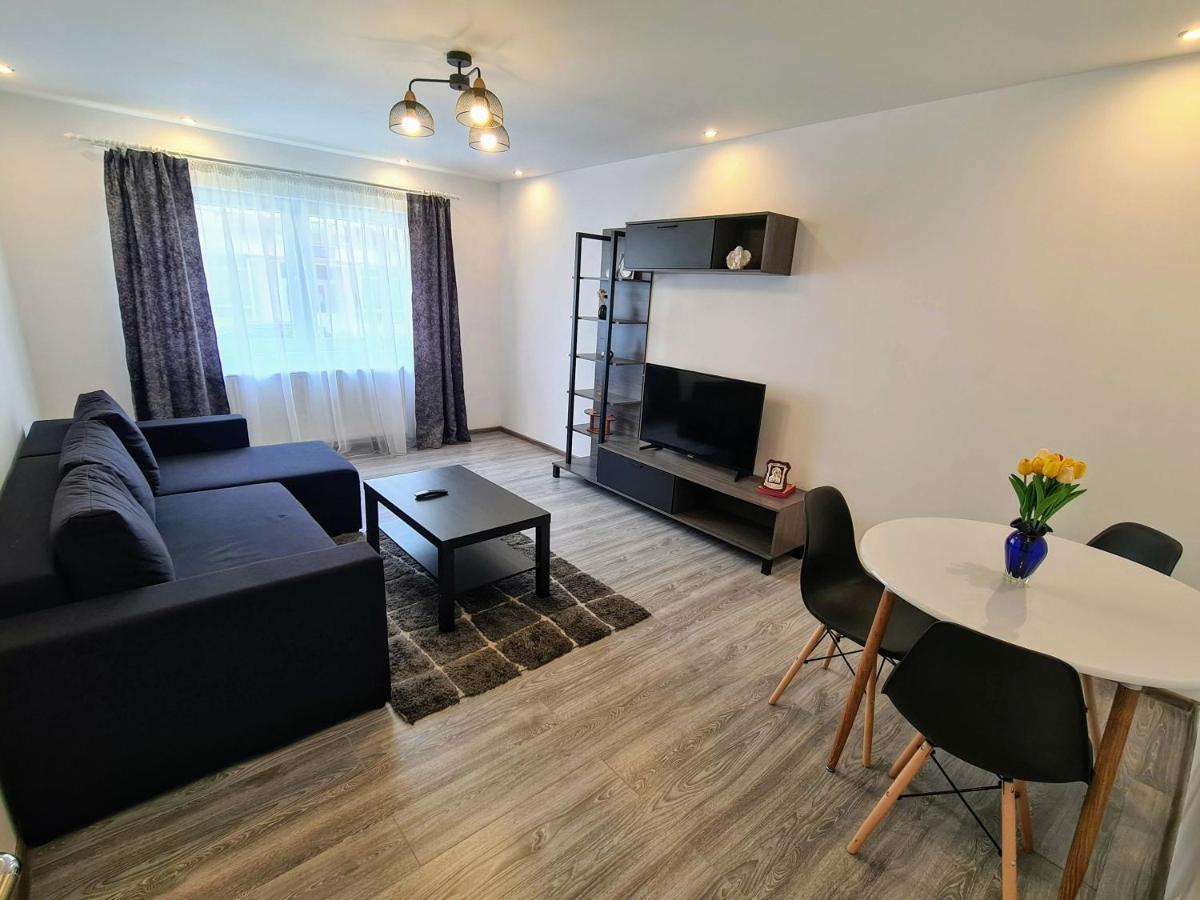 Spy Apartment Hateg Bagian luar foto